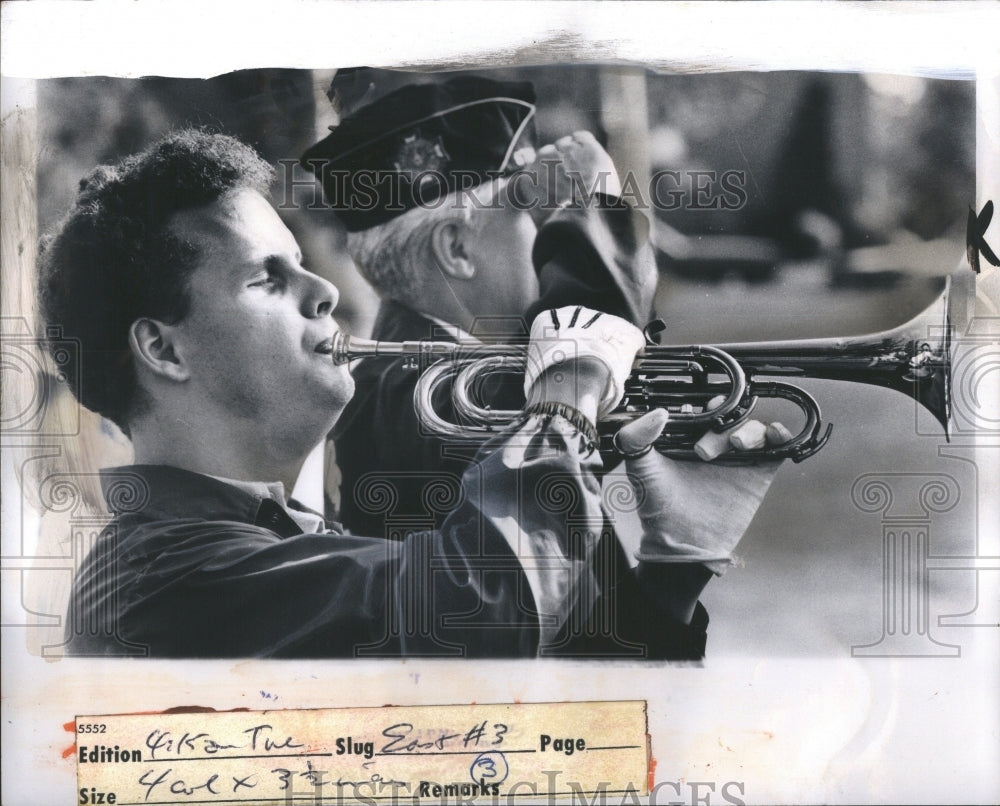 1975 Press Photo Memorial Day Harper Woods Park blind man MI.