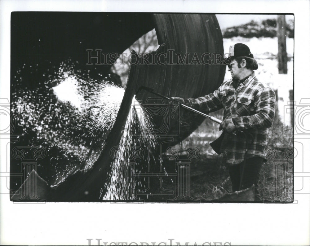 1987 Press Photo Ken Wells Metal Cutter WWII Storage