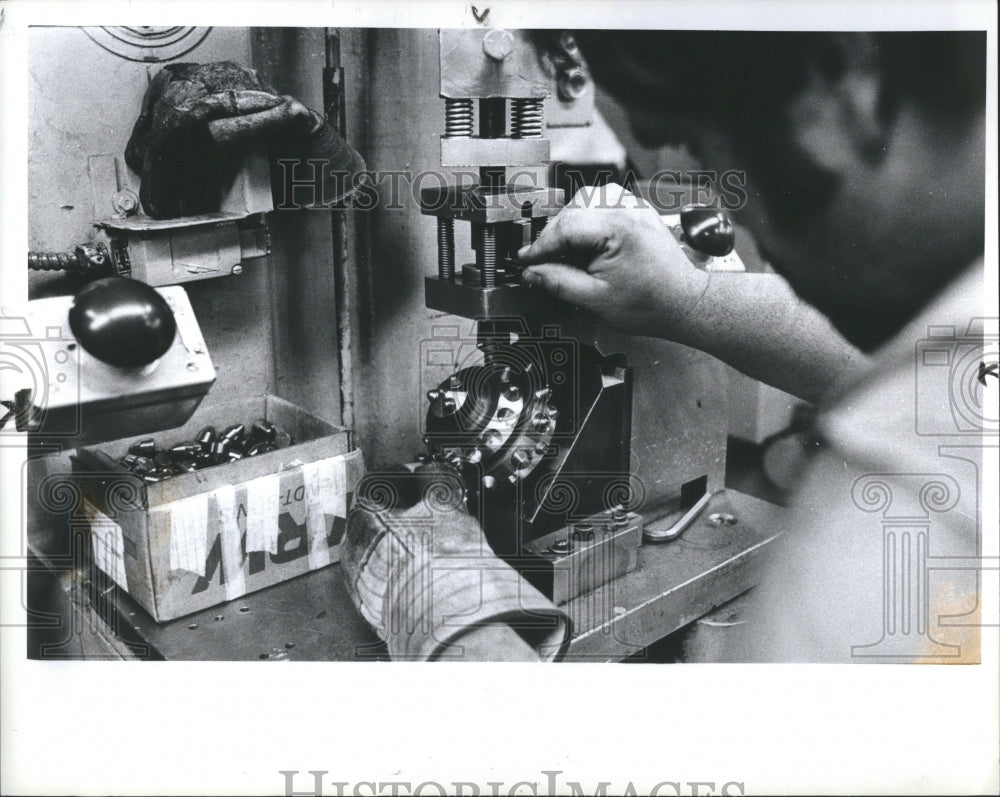 1982 Press Photo Bill Machine Drill Floor Ground Shop