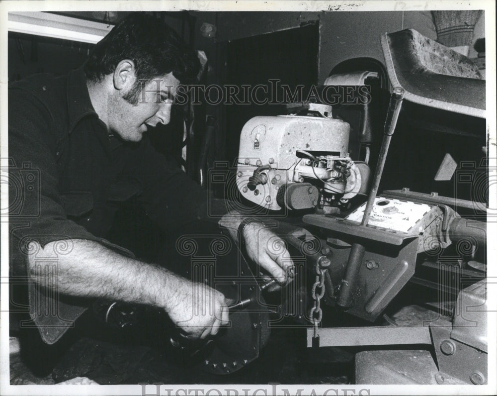 1981 Press Photo Roger Glebe Air Traffic Controller