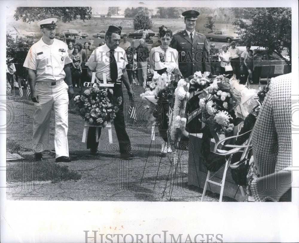 1975 Press Photo Navy Moms Wreath American Dav Chapter