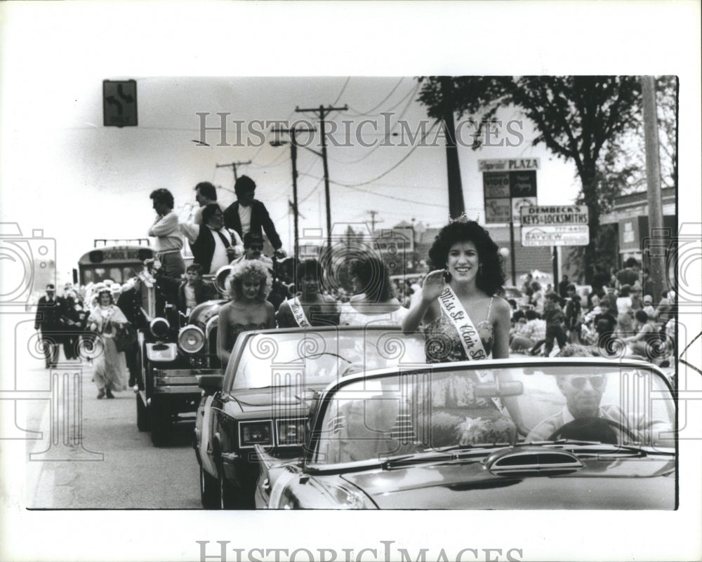 1986 Press Photo Weekend Increasingly Devoted