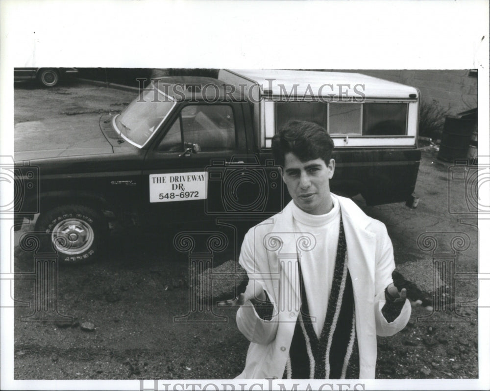 1990 Press Photo Pon Maisler Business Drive Way Doctor