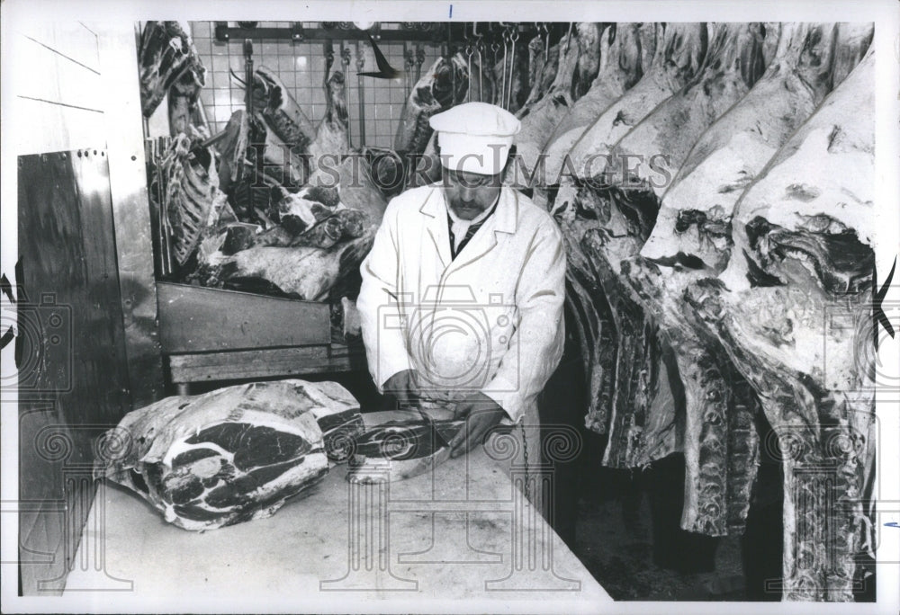 1972 Press Photo George cutting chuck of roast.