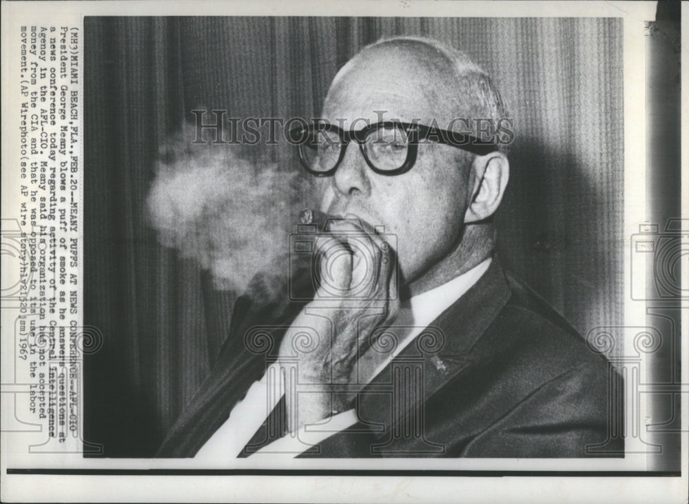 1967 Press Photo President George Smoke Puff News