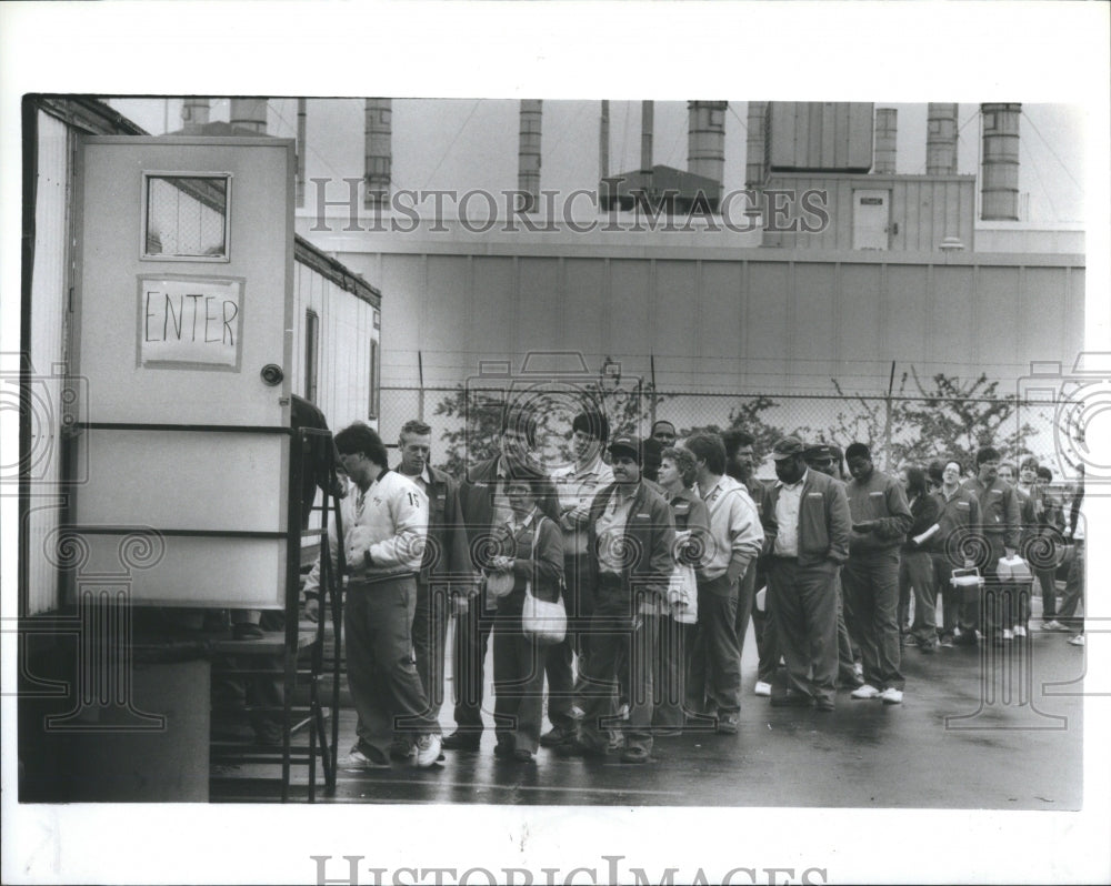 1989 Press Photo Workers Line Up Vote Drazzel Mazda P