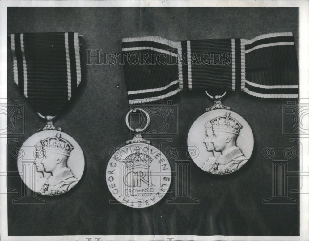 1937 Press Photo Two Sides Medal Women King Bow Ribbion