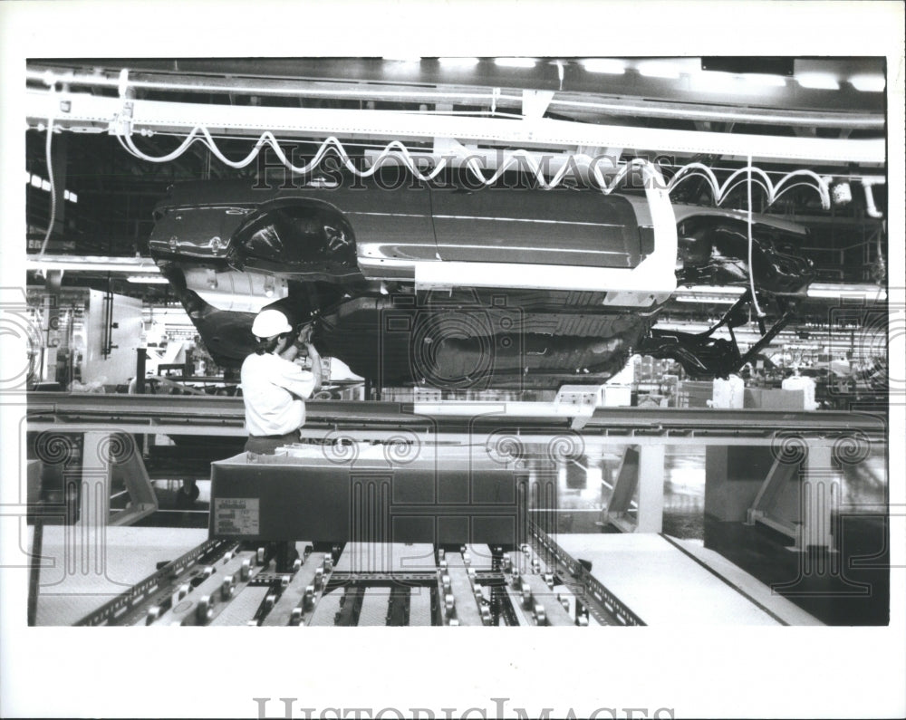 1987 Press Photo Assembly line at Mazda plant