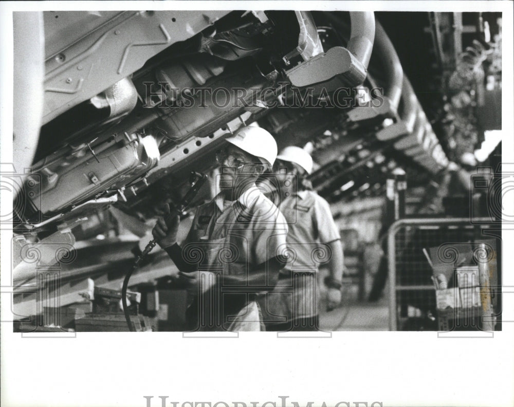 1988 Press Photo Mazda Flat Rock Plant Worker Ford Tour