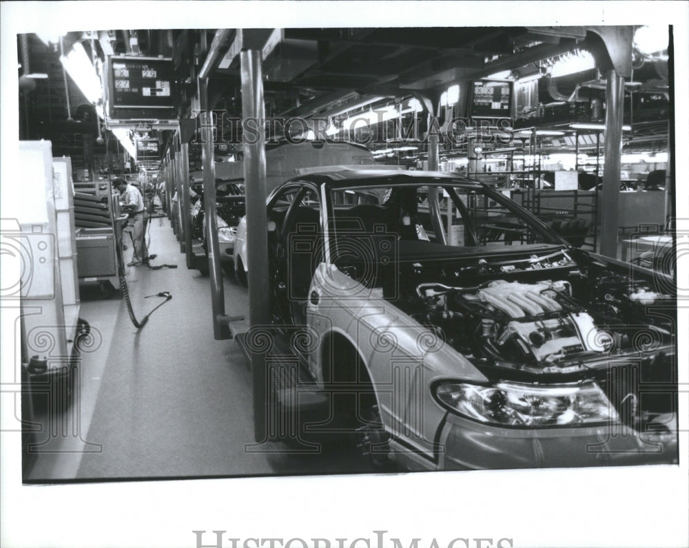 1993 Press Photo Car Showroom Manufacturing