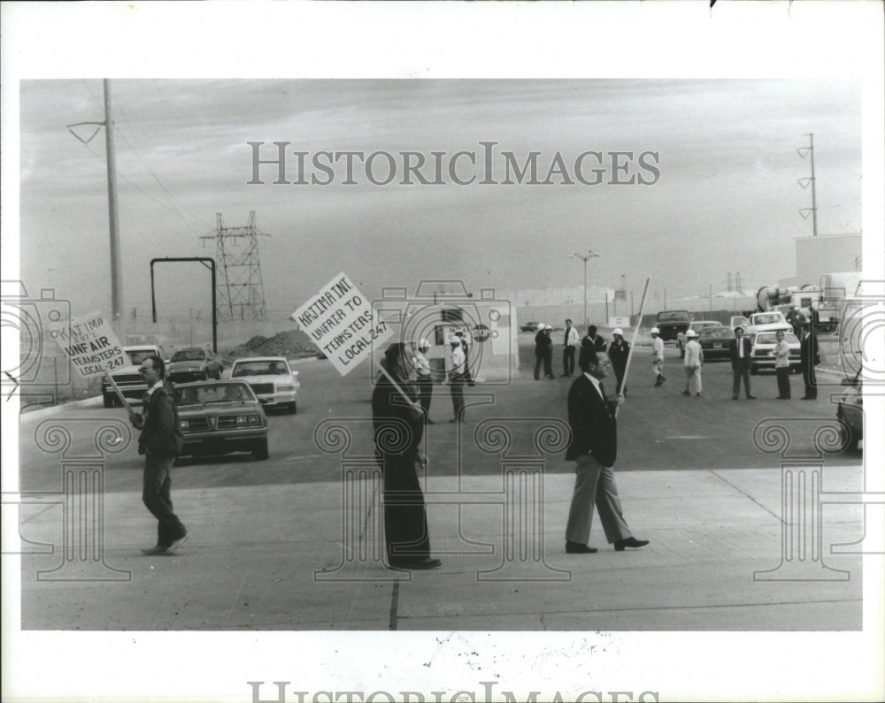 1986 Press Photo Pickets at Mazda Plant