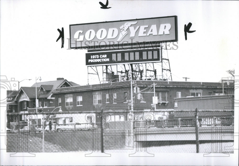 1973 Press Photo Good Year X-Way Signs New Shop Lodge