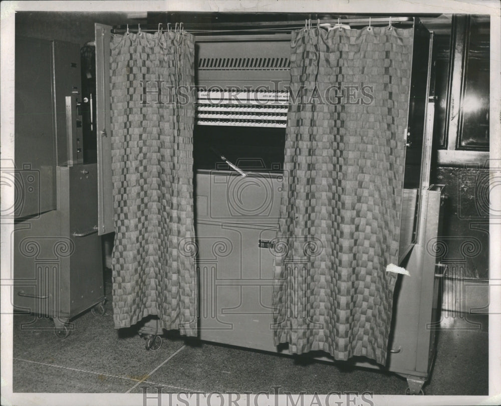 1953 Press Photo Detroit Elections Voting Machine City