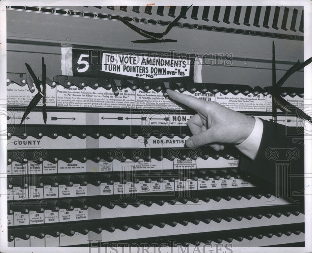 1969 Press Photo Detroit Elections Vote Amendments