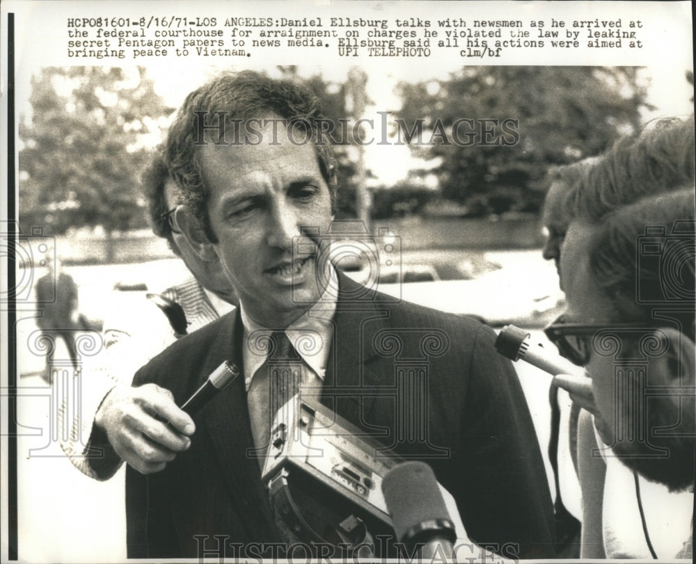 1971 Press Photo Daniel Ellsburg Federal Courthouse Law