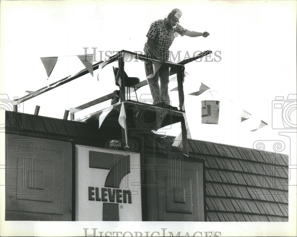 1984 Press Photo Gerolimos camps on roof.