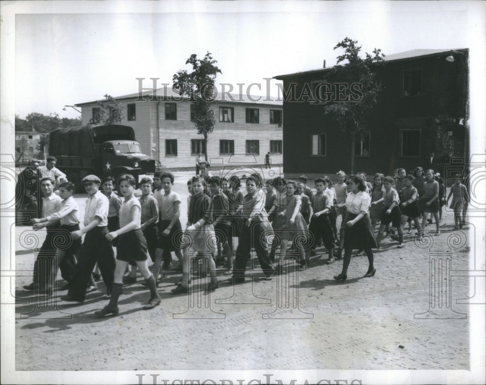 1946 Press Photo Children March Person Camp Group