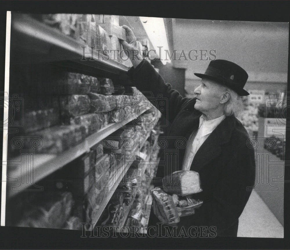 1974 Press Photo Ralph Pieruccini buying food at grocer