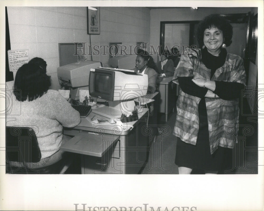 1989 Press Photo Move Phyllis Apelbaum President Arrow