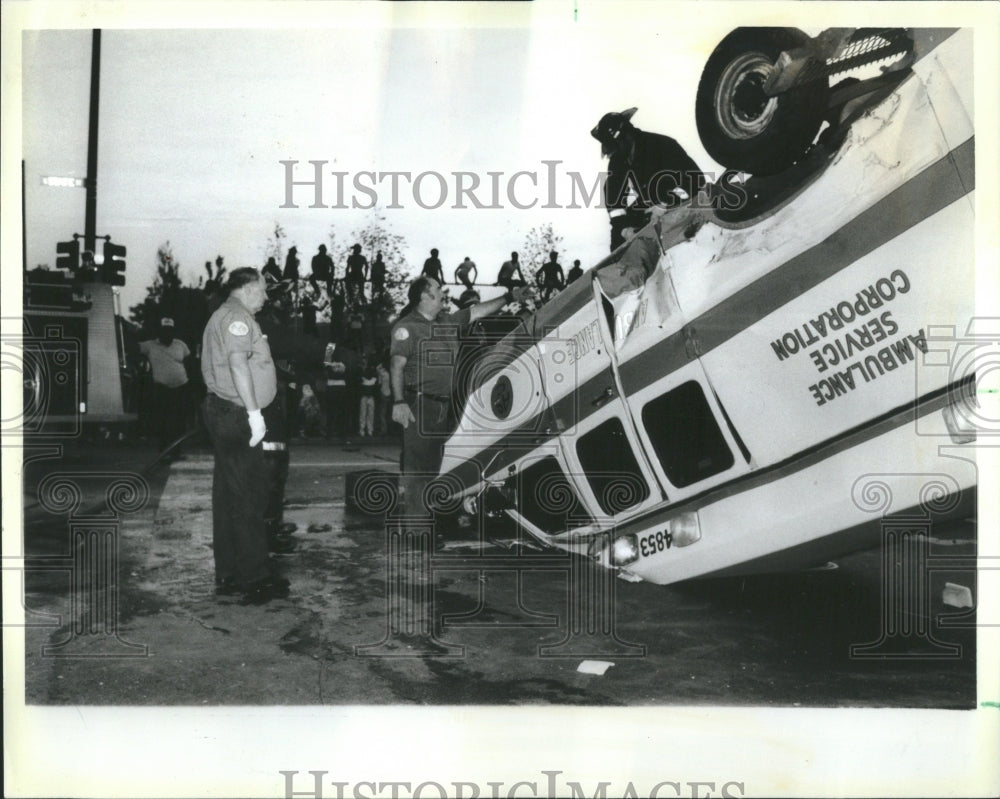 1984 Press Photo Car and Ambulance Accident