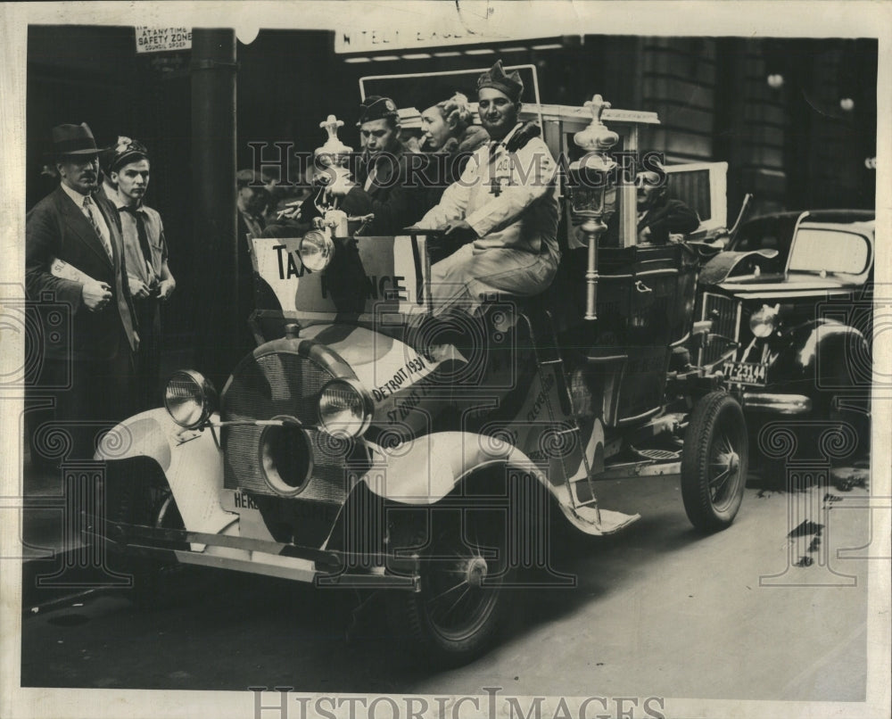 1939 Press Photo Traffic Madison Legions Funny Auto