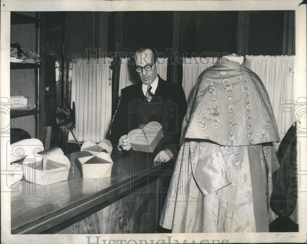 1946 Press Photo Assock Cape Sleeveless Cassock