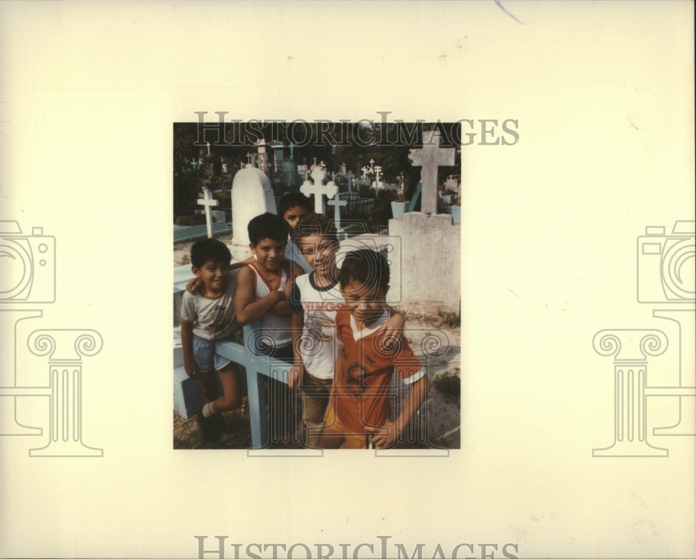 1983 Press Photo El Salvador children at cemetary