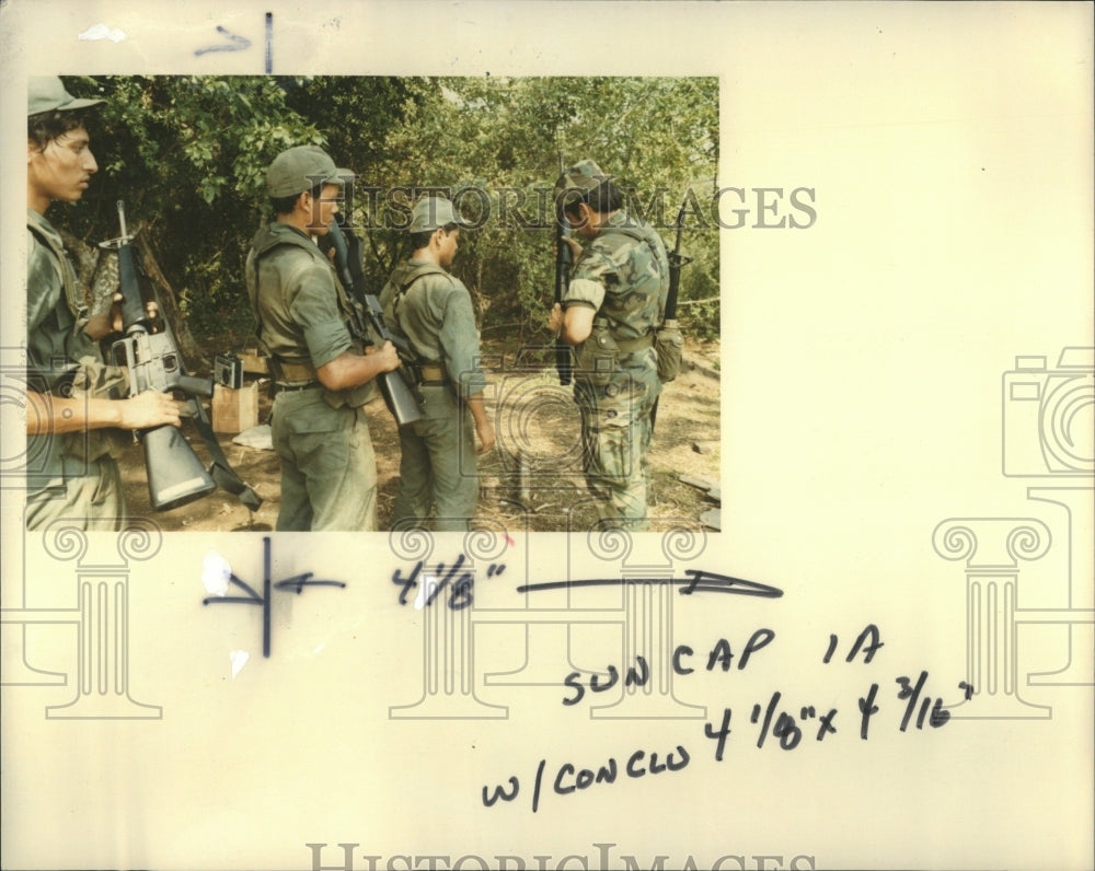 1983 Press Photo Salvadoran Solchern American Rifles