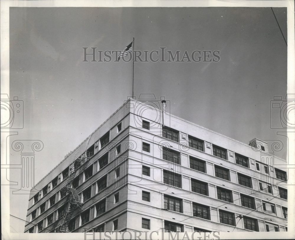 1944 Press Photo Old Glory Floats Over Montgomery Ward