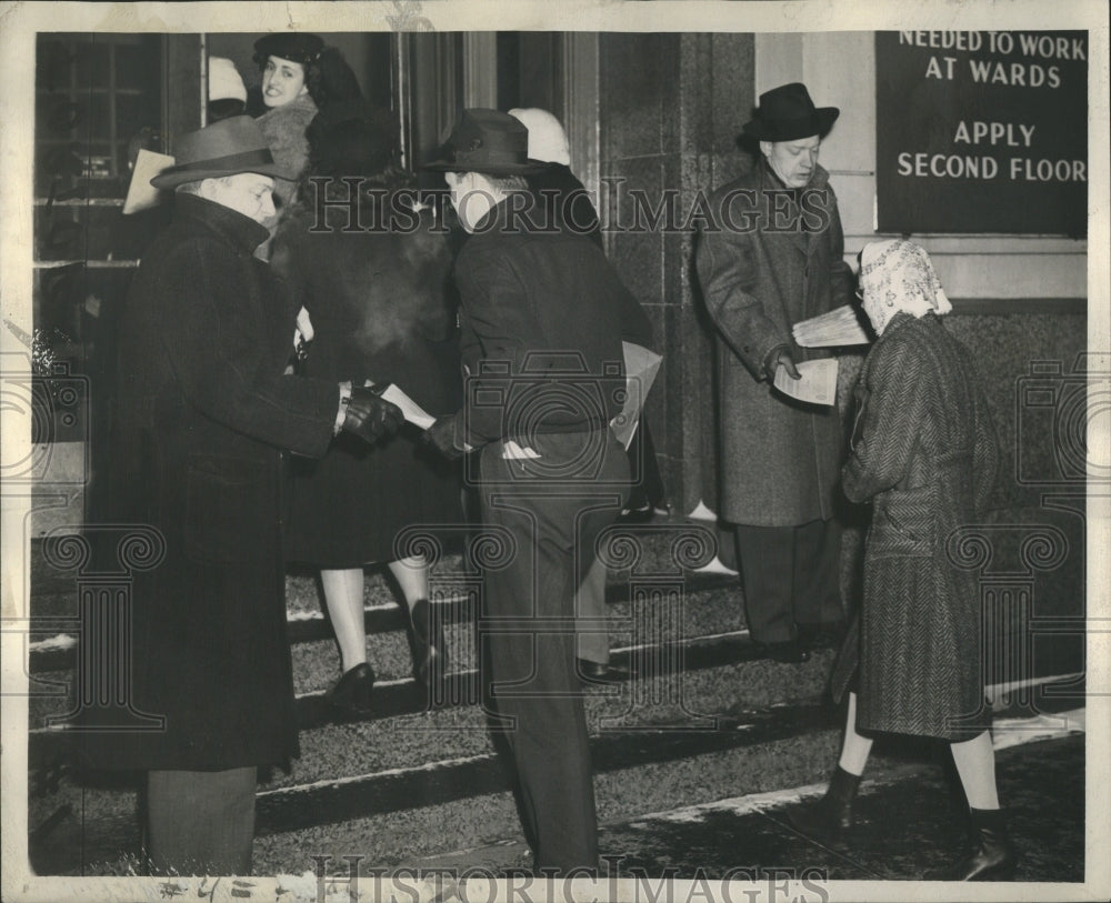 1944 Press Photo C I O pass Montgomety Wards Employees