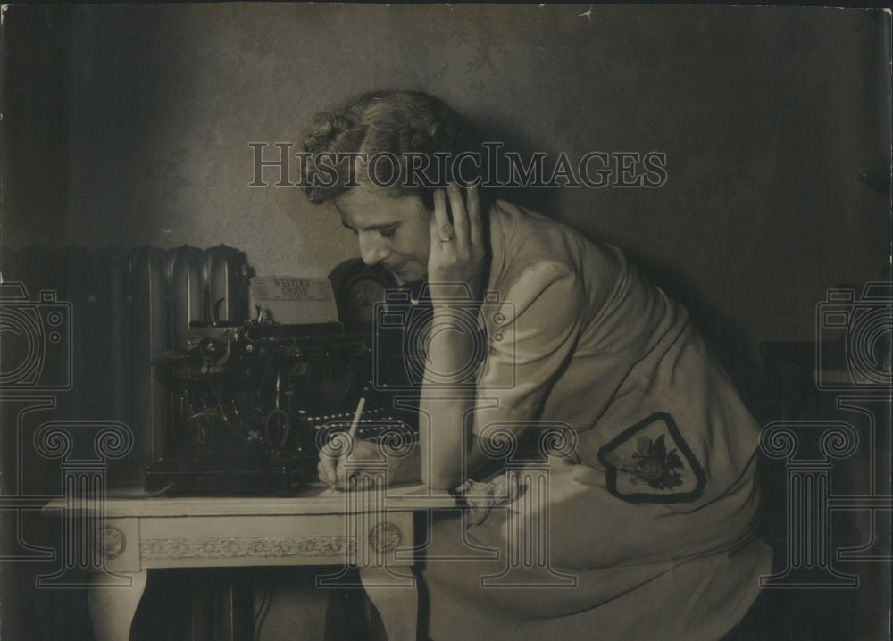 1943 Press Photo Mrs.Peter Halvorsen message Telephone