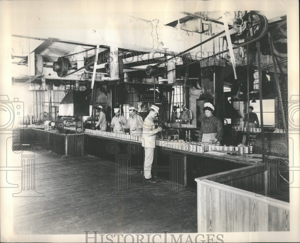 1953 Press Photo Machine Canning Belt Cans Hand