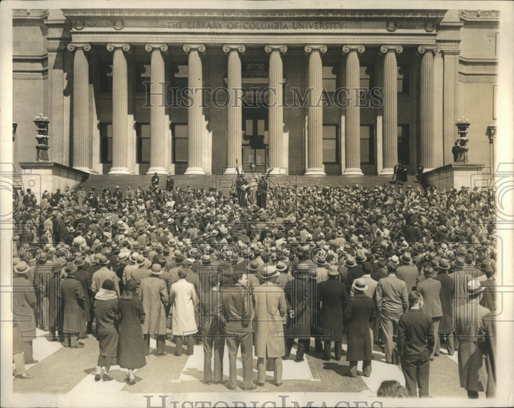 Press Photo Crown gather at the Library of Columbia Uni