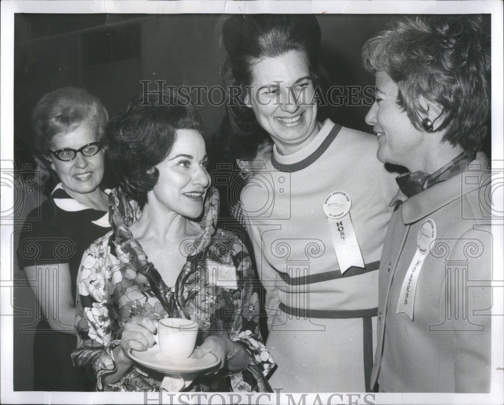 1969 Press Photo Abrigail Van Buren Mary Ball Julie Can