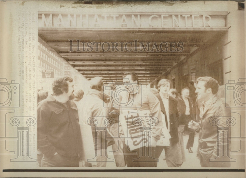 1973 Press Photo Strike Fireman Manhattan Center Hall