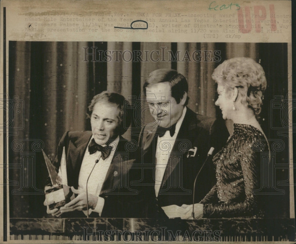 1974 Press Photo Accepting Award Male Entertainer Frank