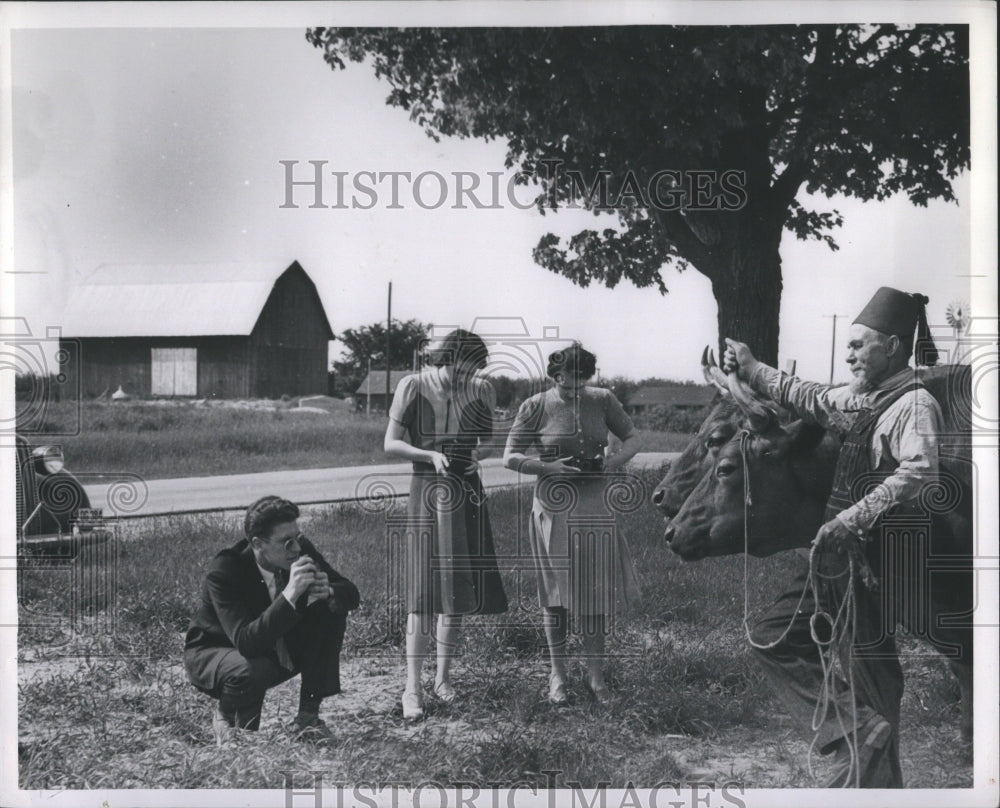 1939 Press Photo Frank Prutky Kewadin Farmer Buffalos