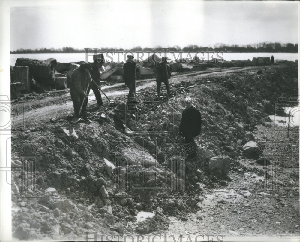 1934 Press Photo Workers building Miniature yachting