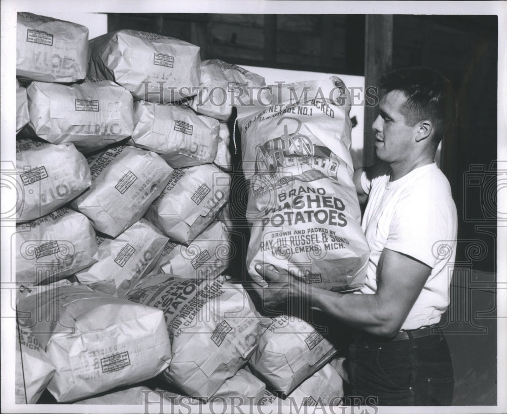 1952 Press Photo Ray Du Russel and Sons potato factory