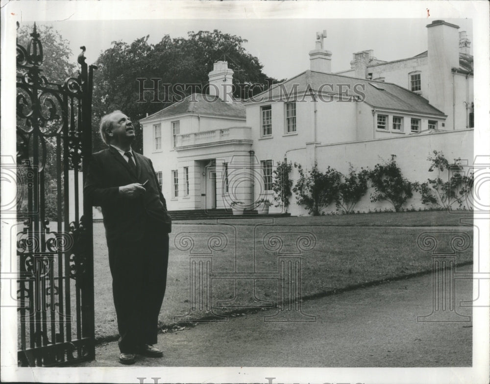 1961 Press Photo John Boynton Priestley in front of hse