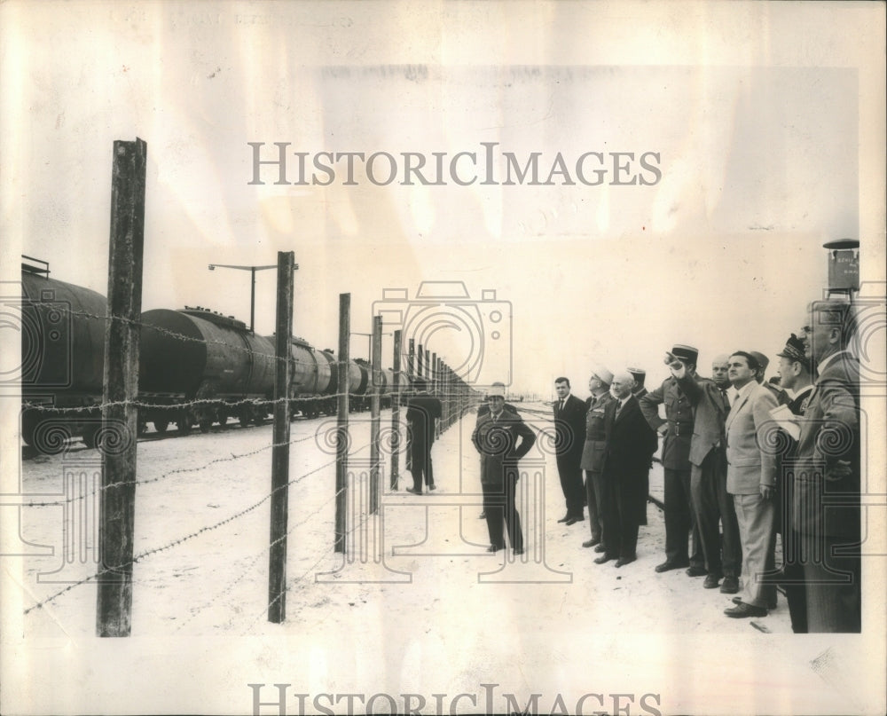 1958 Press Photo First Sahara Oil Train Algeria Watched