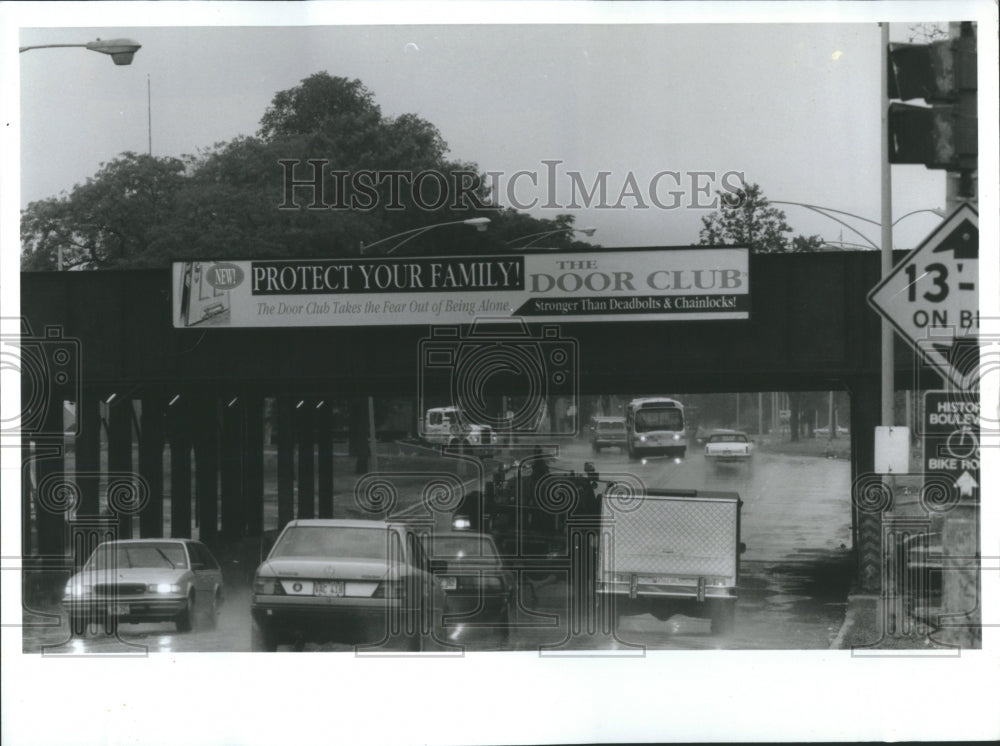 1994 Press Photo Commuters Safety