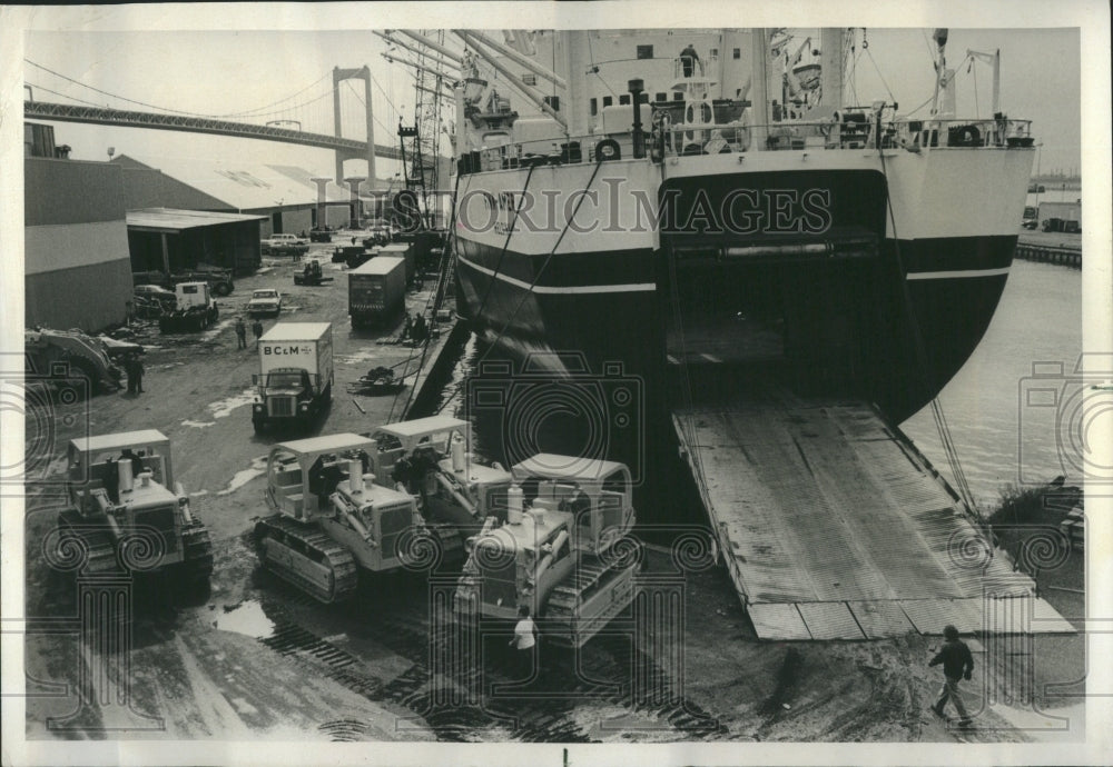 1978 Press Photo Crawler Tractors Shipping West Africa