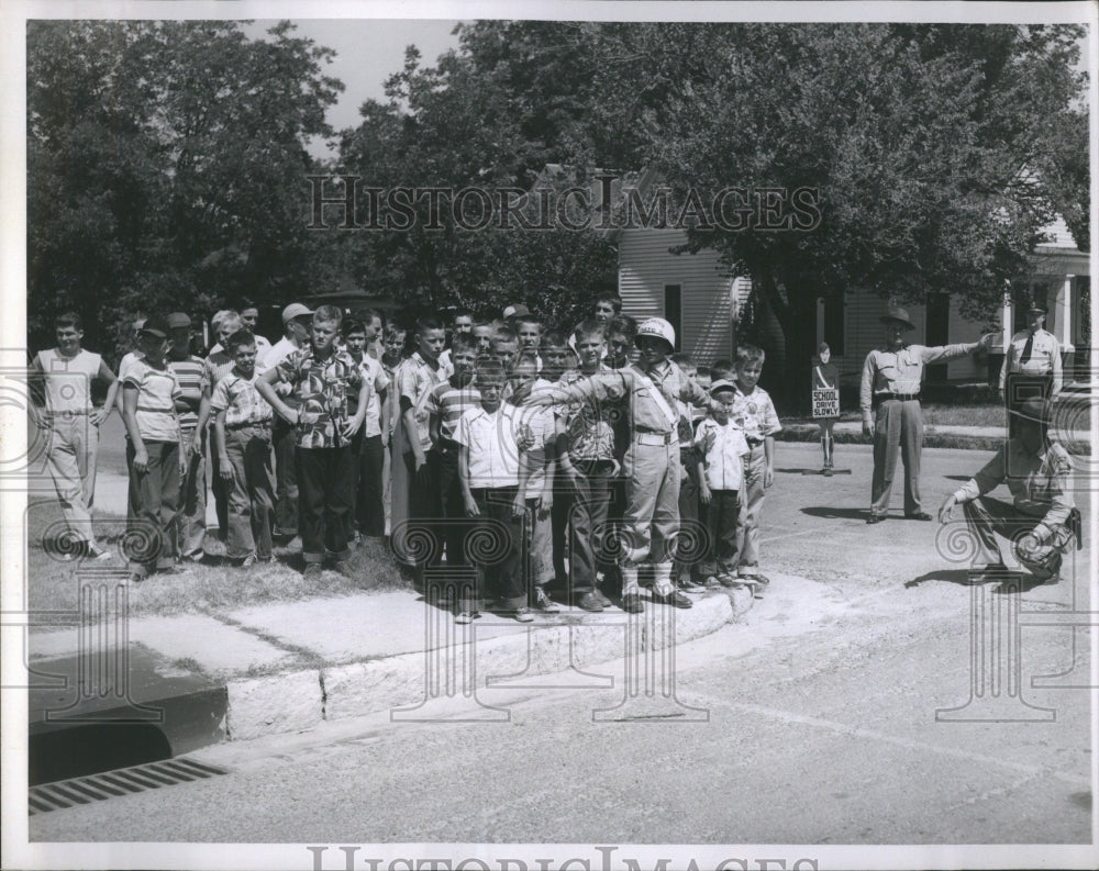 1952 Press Photo children traffic patrol