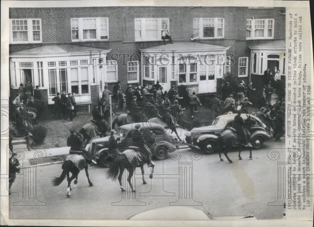 1946 Press Photo Police Break Up Picket Paraders