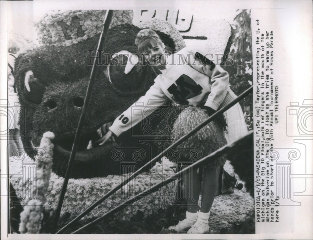 1965 Press Photo Roses Parade Univ Michigan Mascot