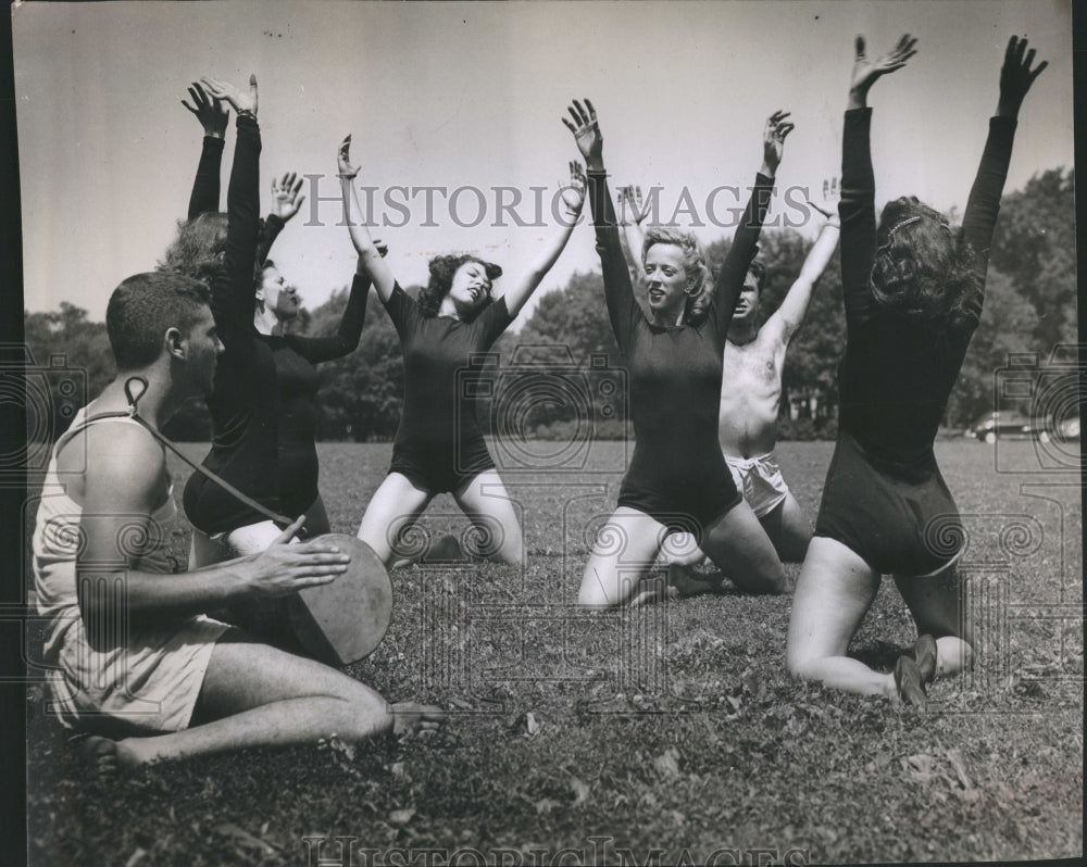 1946 Press Photo Stage Thespians Hour Body Rhythmics