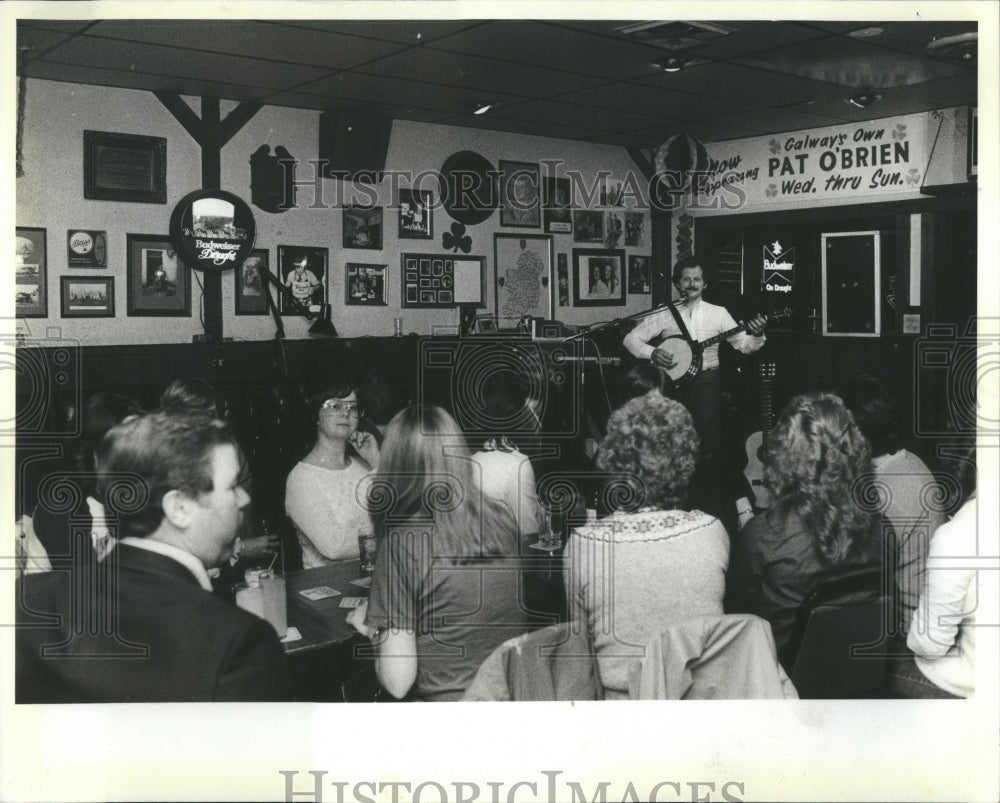 1983 Press Photo Abbey Pub Pat OBrian Playing Crowd