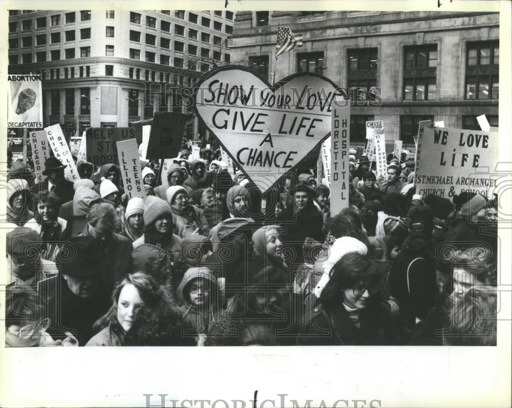 1987 Press Photo Members of pro-life rally at Federal