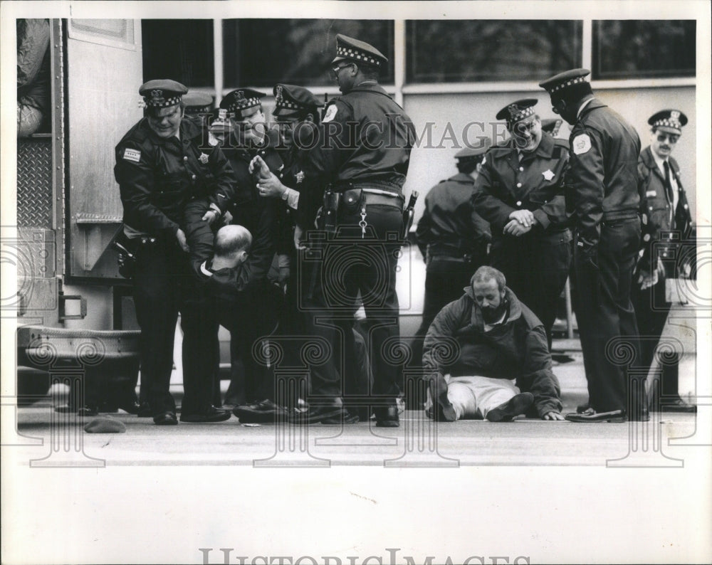 1989 Press Photo Police arrested many protestors